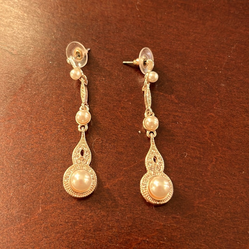 Very pretty faux pearl and gold earrings